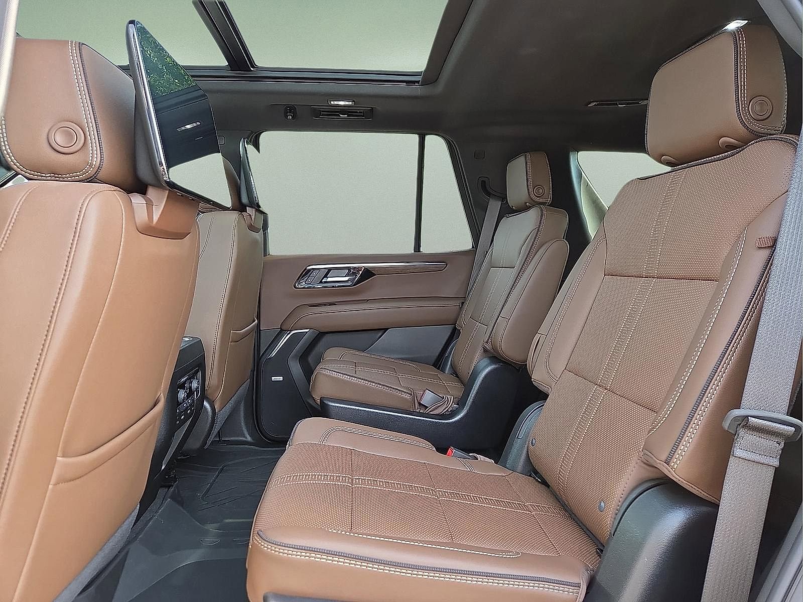 Used 2025 Chevrolet Tahoe High Country AWD/4WD image 11