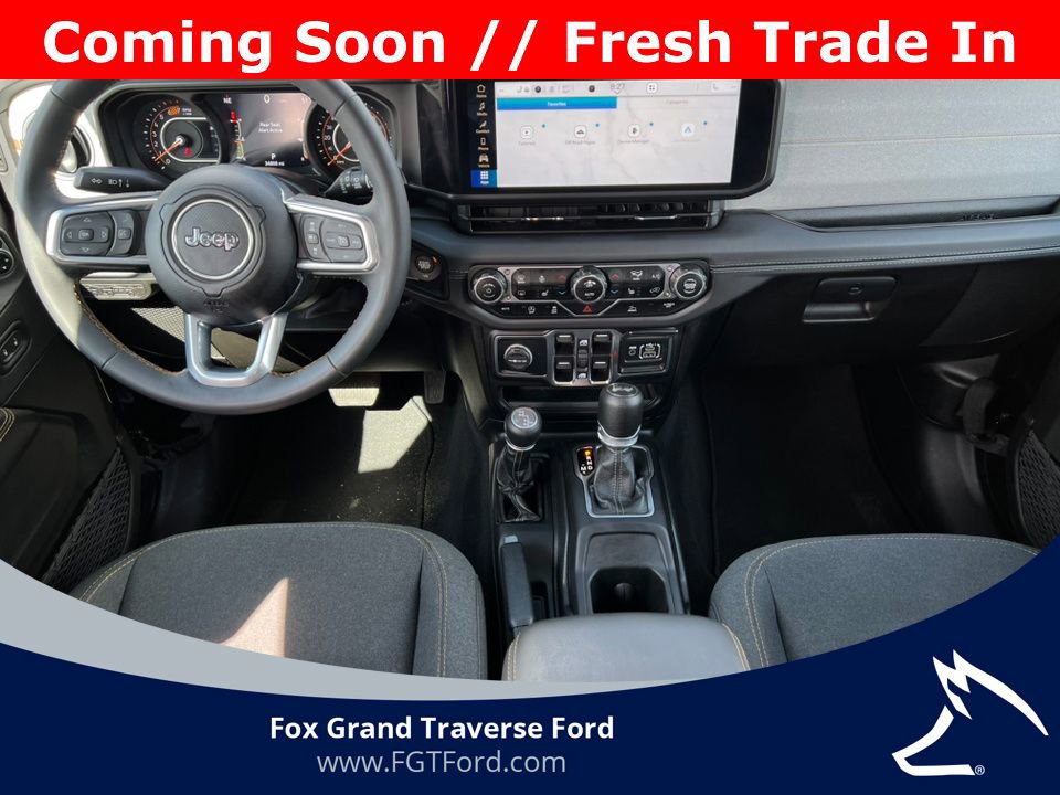 Used 2025 Jeep Wrangler Unlimited Sahara AWD/4WD image 3