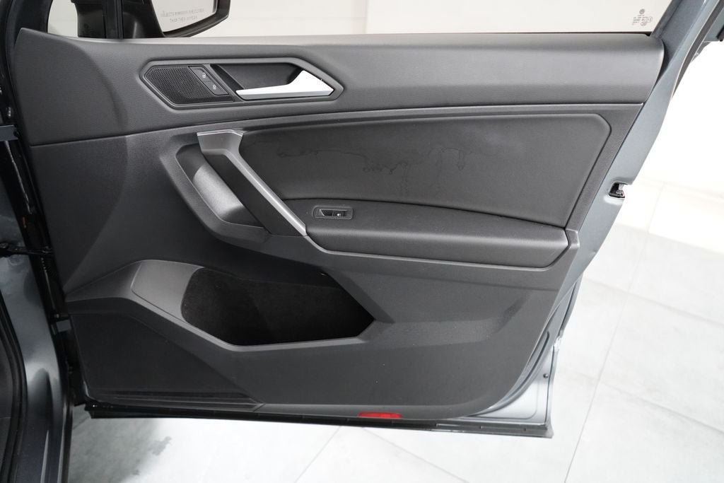 Used 2021 Volkswagen Tiguan SE w/ Panoramic Sunroof Package AWD/4WD image 27