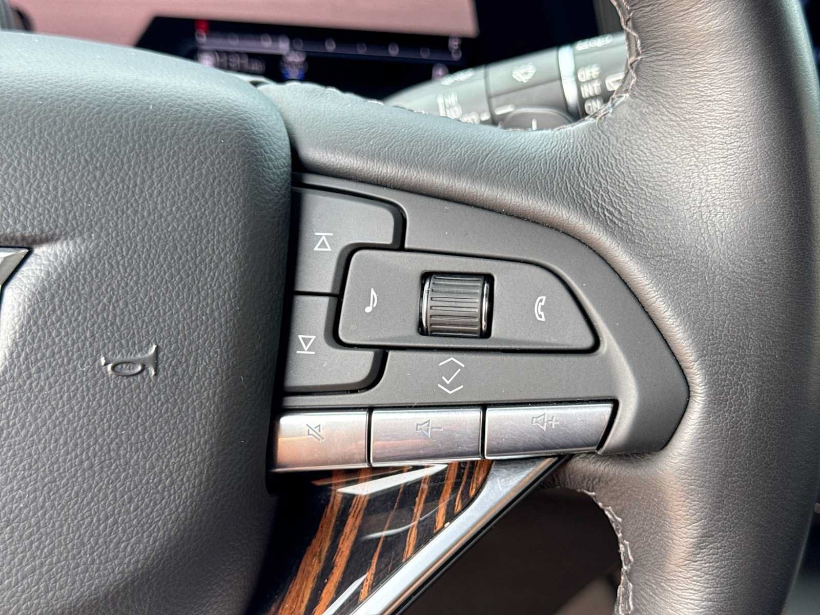 Used 2022 Cadillac Escalade ESV Premium Luxury w/ Performance Package AWD/4WD image 26