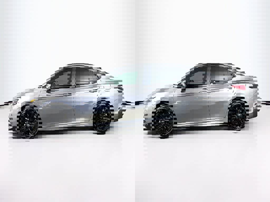 Used 2025 Toyota Camry SE image 3