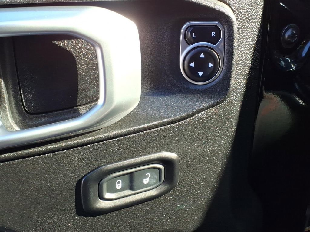 Used 2023 Jeep Wrangler Unlimited Rubicon AWD/4WD image 16
