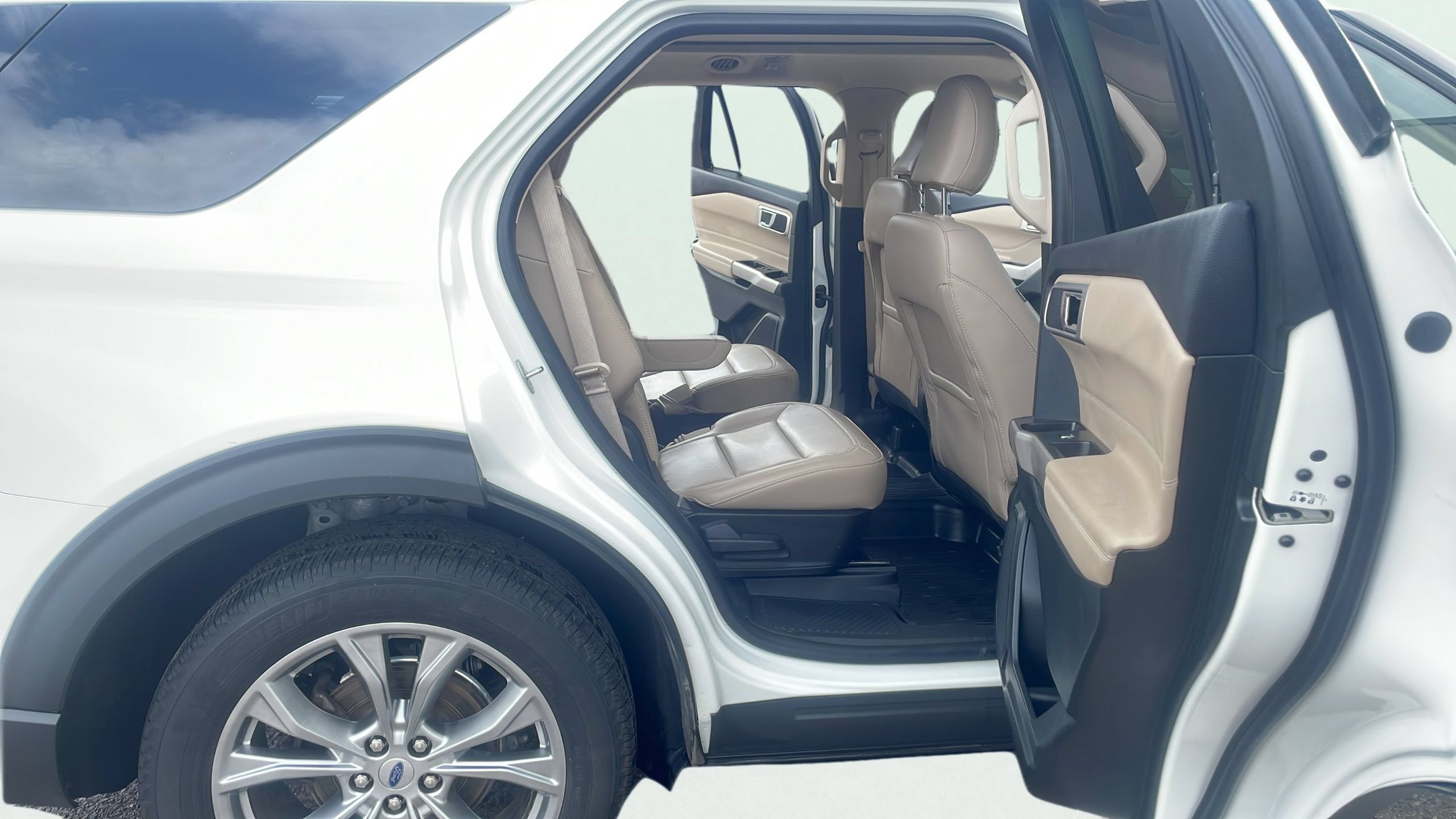 Certified 2023 Ford Explorer XLT w/ Equipment Group 202A AWD/4WD image 15