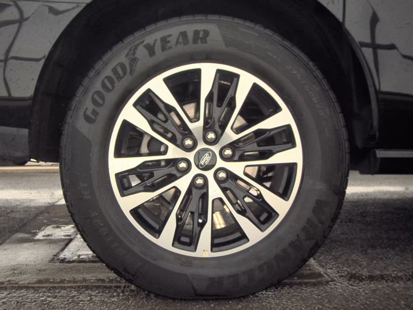 Certified 2025 Ford Expedition Max Platinum image 10