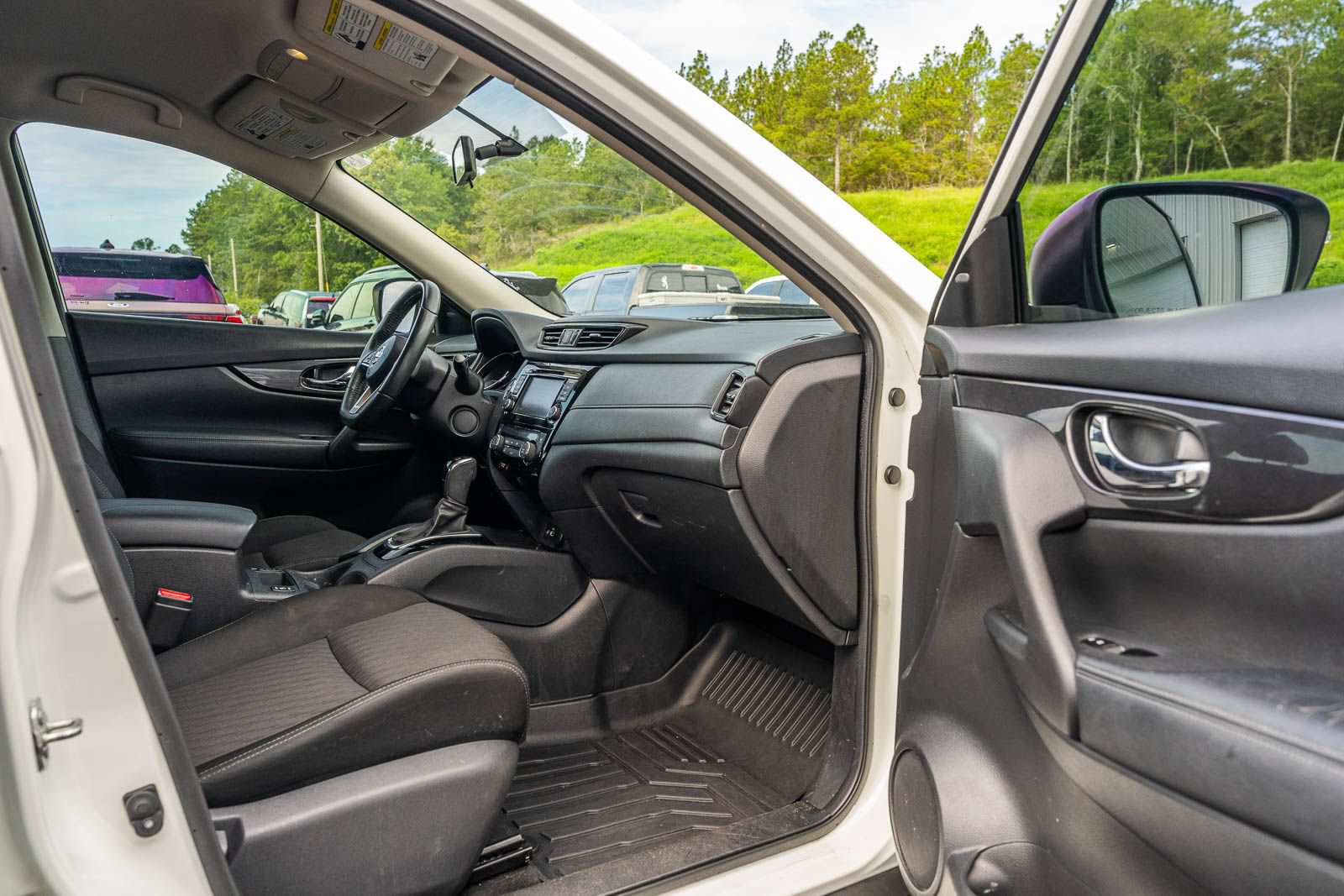 Used 2018 Nissan Rogue SV FWD image 11