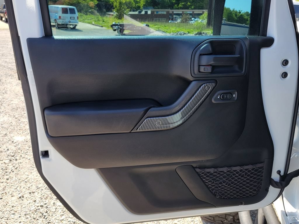 Used 2018 Jeep Wrangler Rubicon w/ Power Convenience Group AWD/4WD image 40