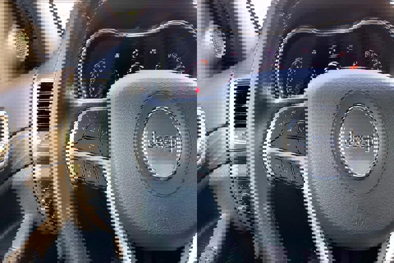 Used 2021 Jeep Grand Cherokee Laredo X image 23