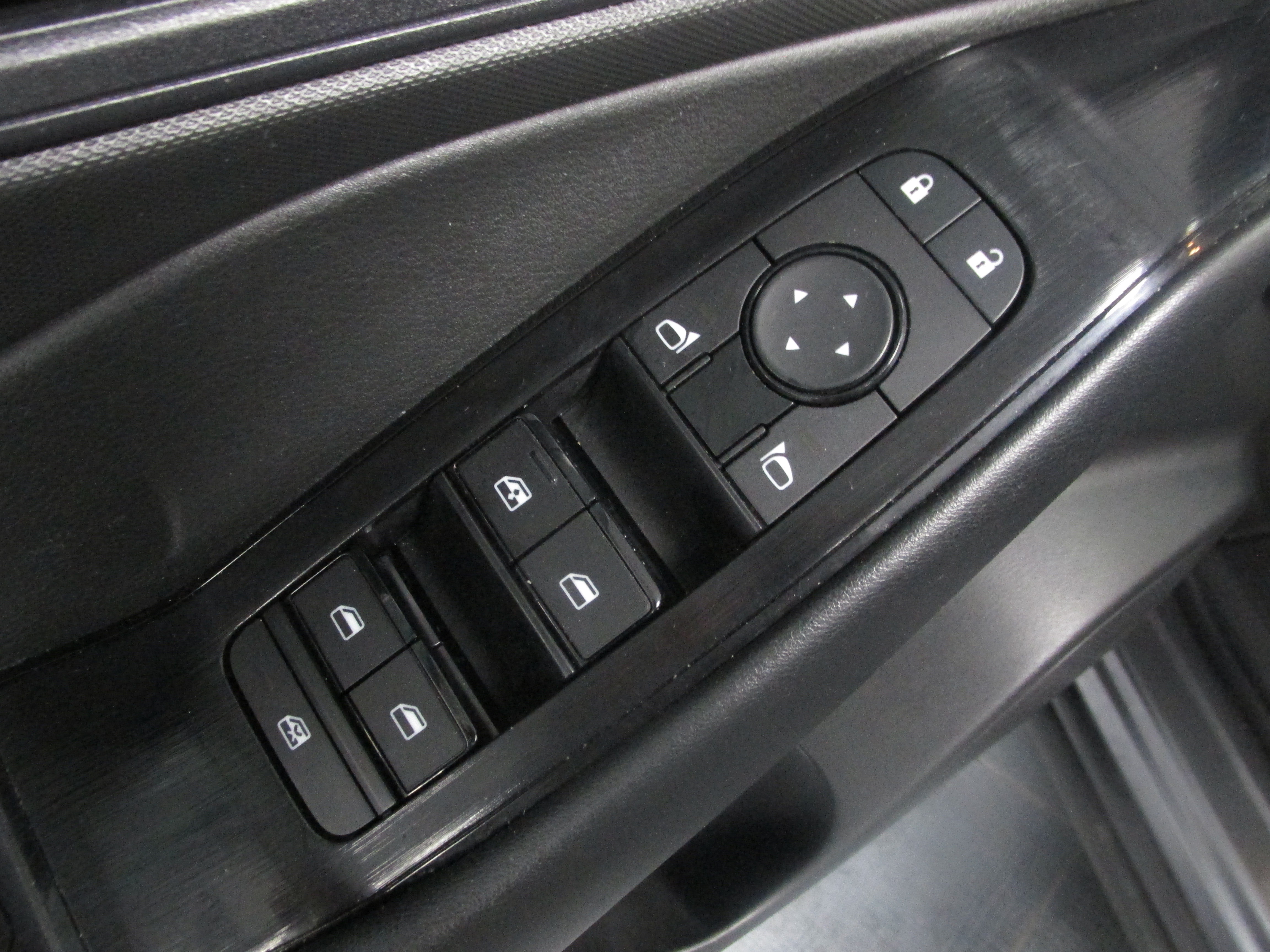 Used 2024 Nissan Rogue S FWD image 27