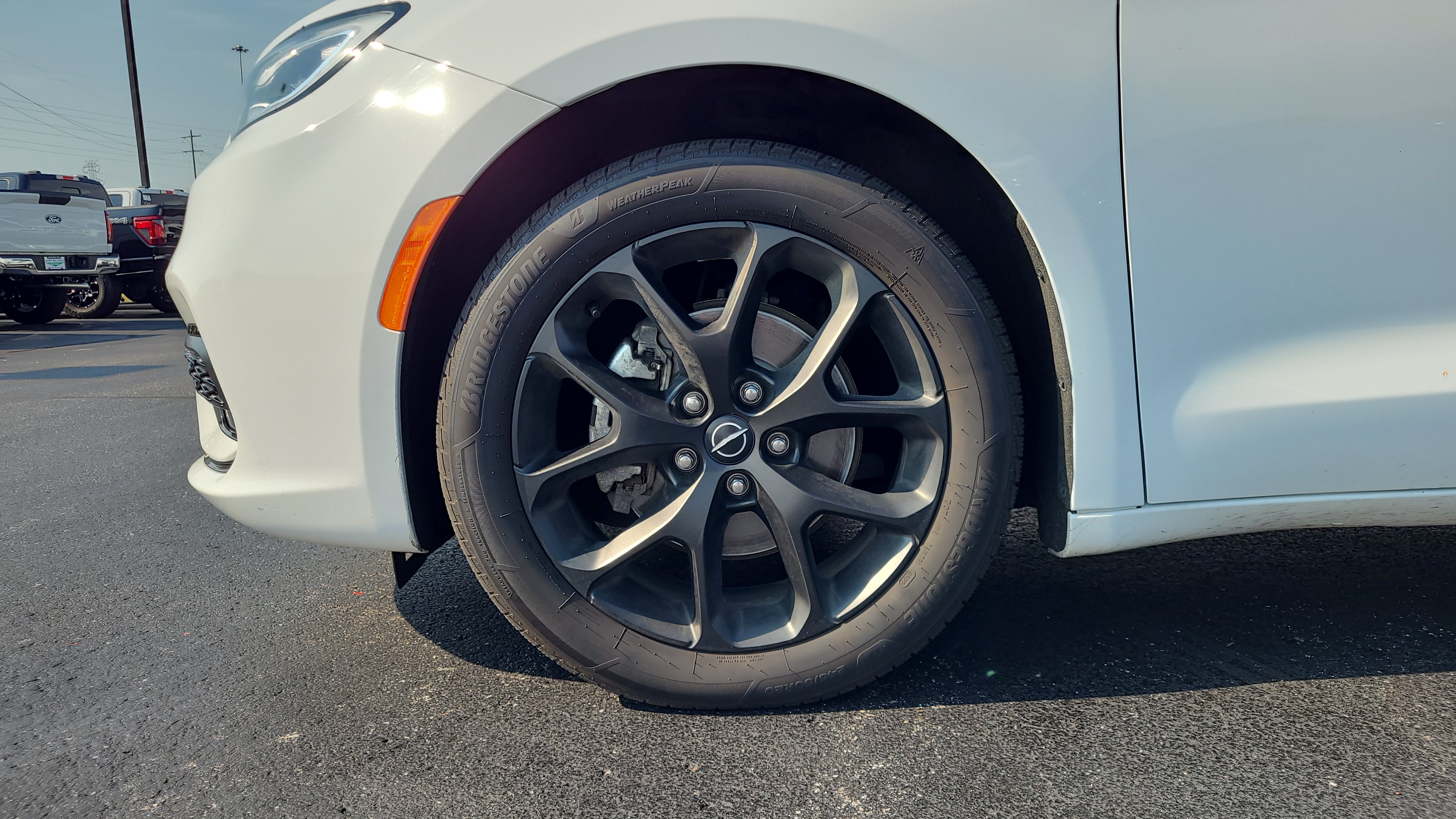 Used 2025 Chrysler Pacifica Limited FWD image 18