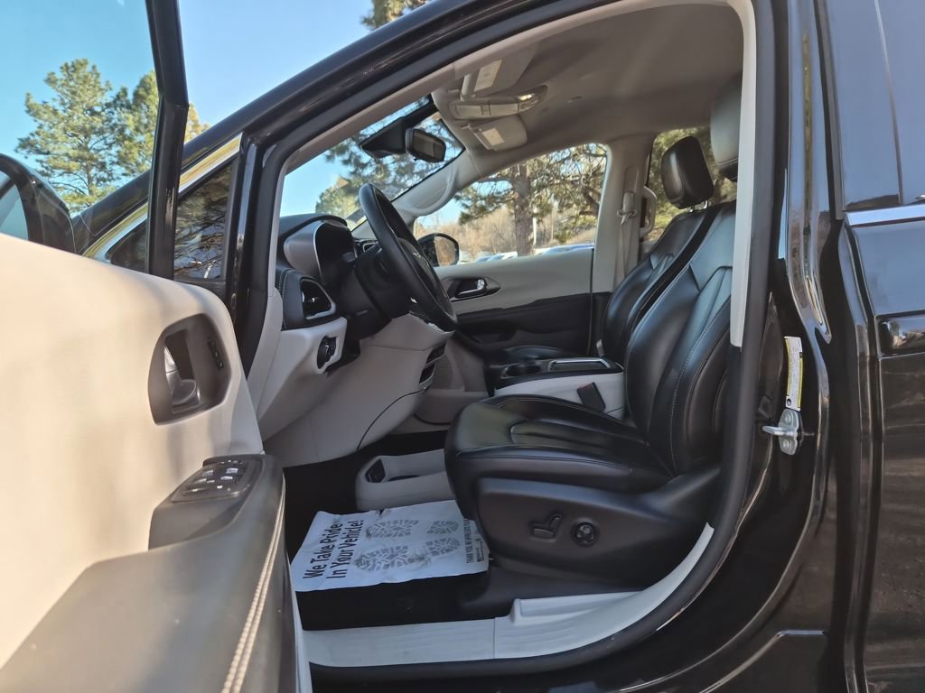 Used 2024 Chrysler Pacifica Select image 10