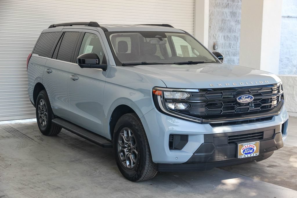Certified 2025 Ford Expedition Active RWD image 3