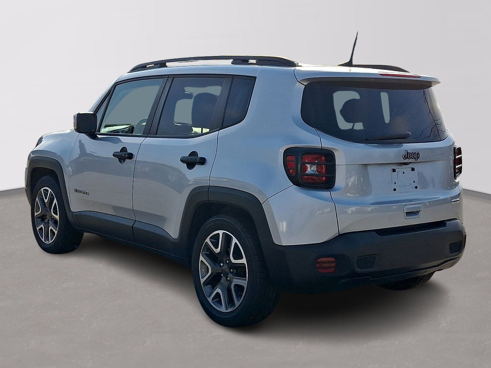 Used 2018 Jeep Renegade Latitude FWD image 3