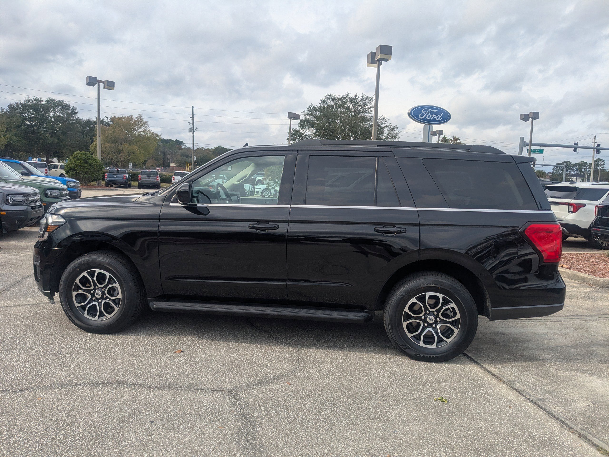 Certified 2024 Ford Expedition XLT image 7