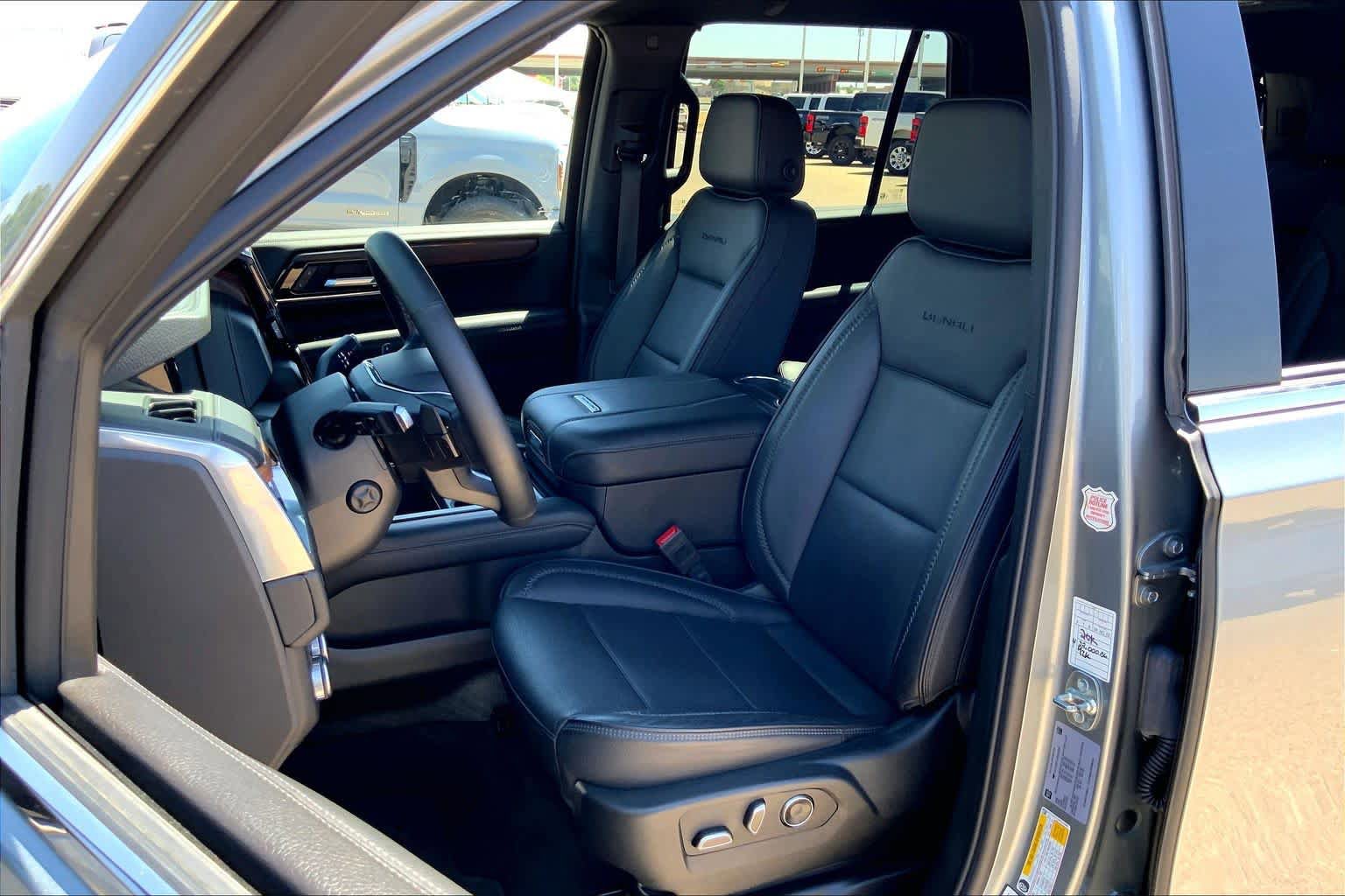 Used 2025 GMC Yukon Denali AWD/4WD image 8