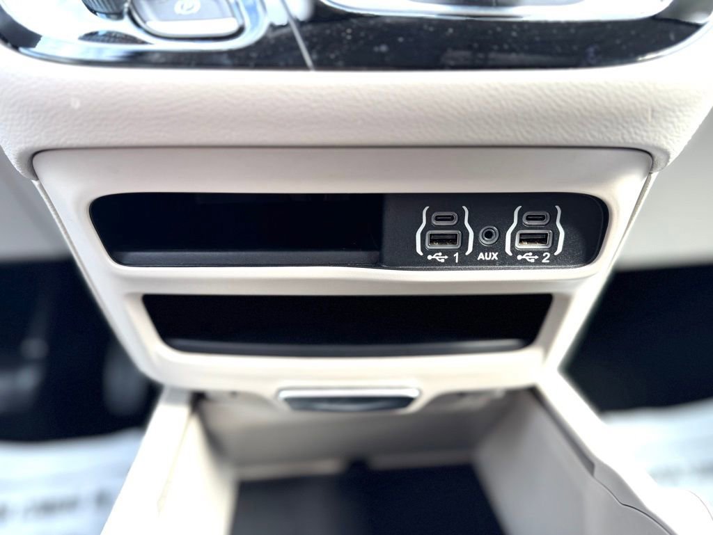Used 2022 Chrysler Voyager LX image 23