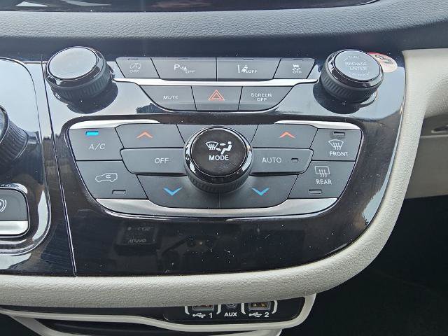 Used 2023 Chrysler Pacifica Touring-L FWD image 23