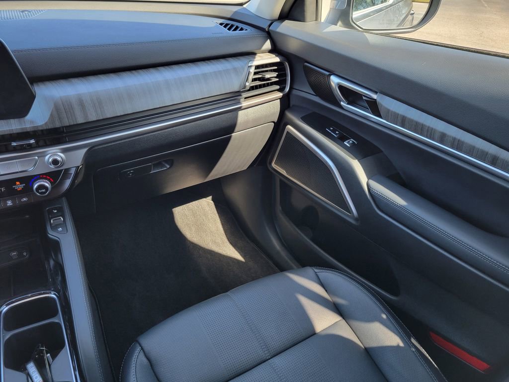 Used 2024 Kia Telluride EX w/ EX Captain's Chair Package image 22