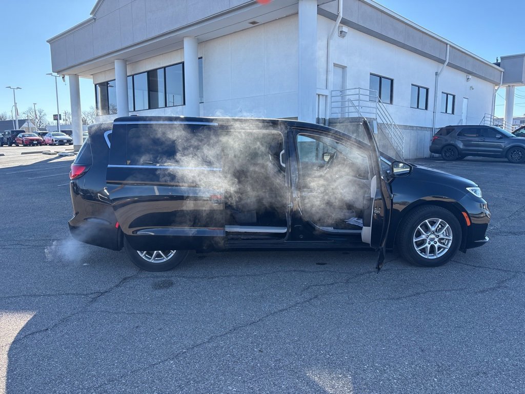 Used 2024 Chrysler Pacifica Touring-L image 5