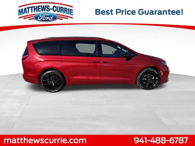 Used 2025 Chrysler Pacifica Limited image 3