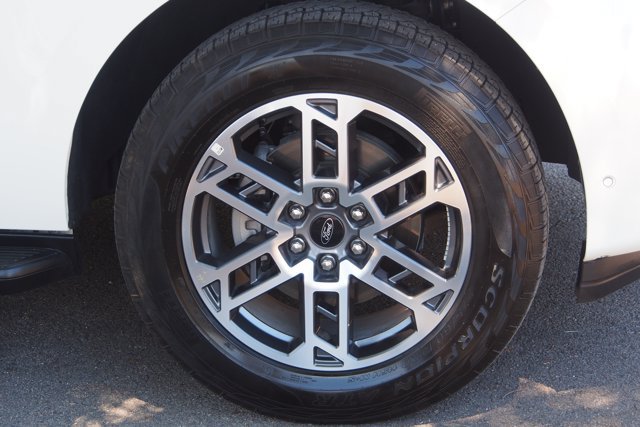 Certified 2025 Ford Expedition Active AWD/4WD image 9