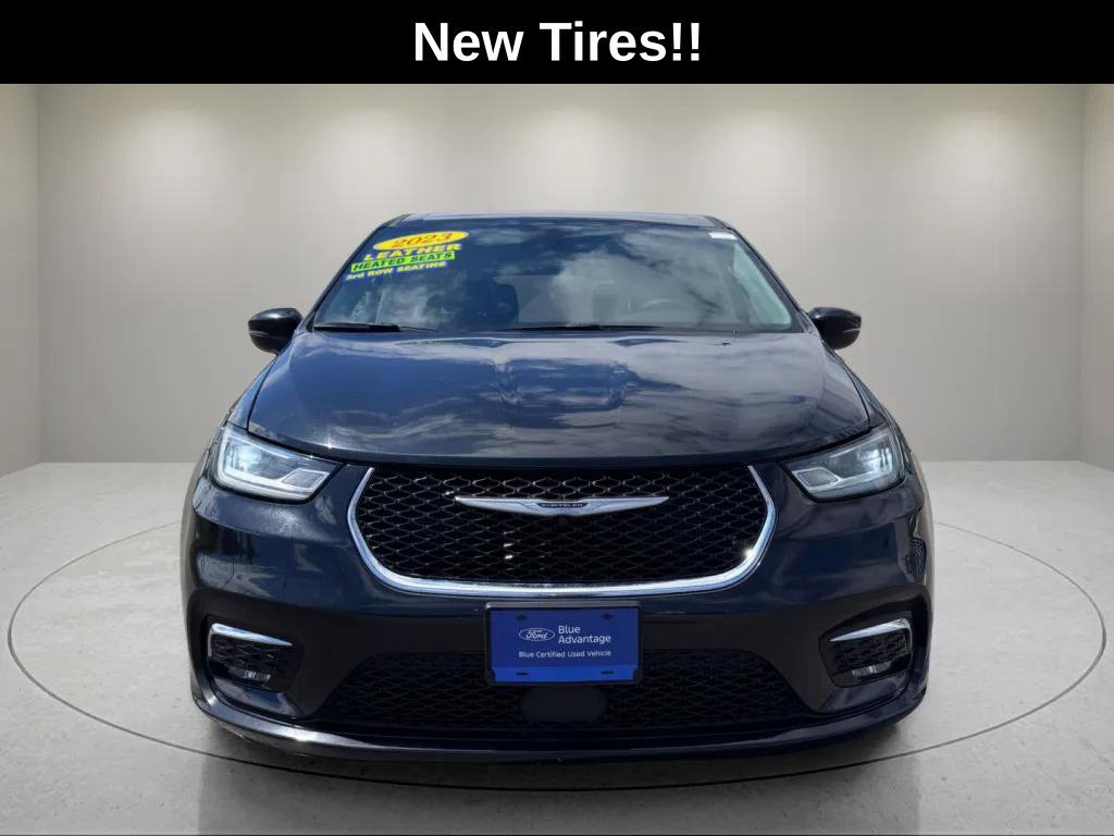 Used 2023 Chrysler Pacifica Touring-L FWD image 2