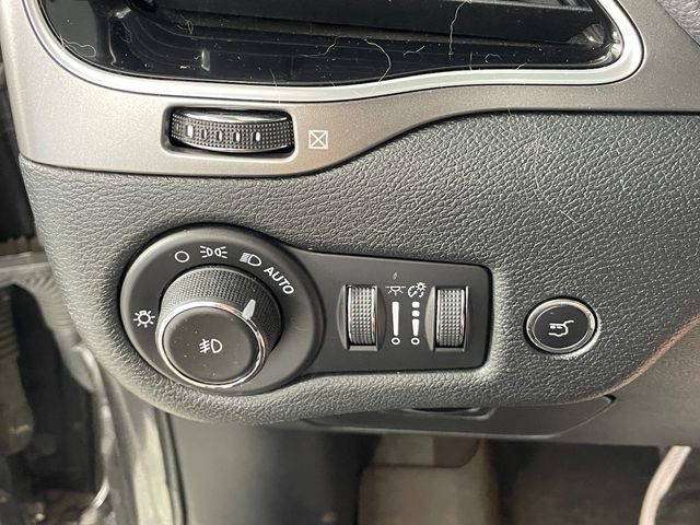 Used 2019 Jeep Cherokee Limited w/ Luxury Group AWD/4WD image 10