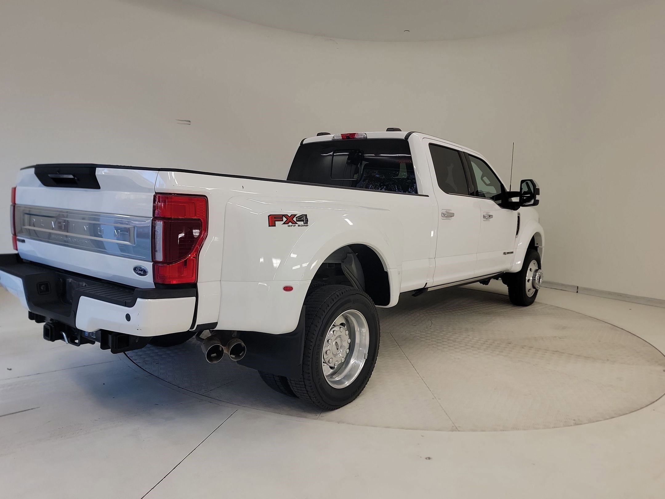 Certified 2022 Ford F450 Platinum w/ FX4 Off-Road Package image 4