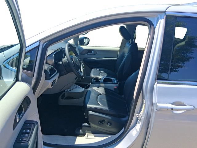 Used 2024 Chrysler Pacifica Touring-L FWD image 10