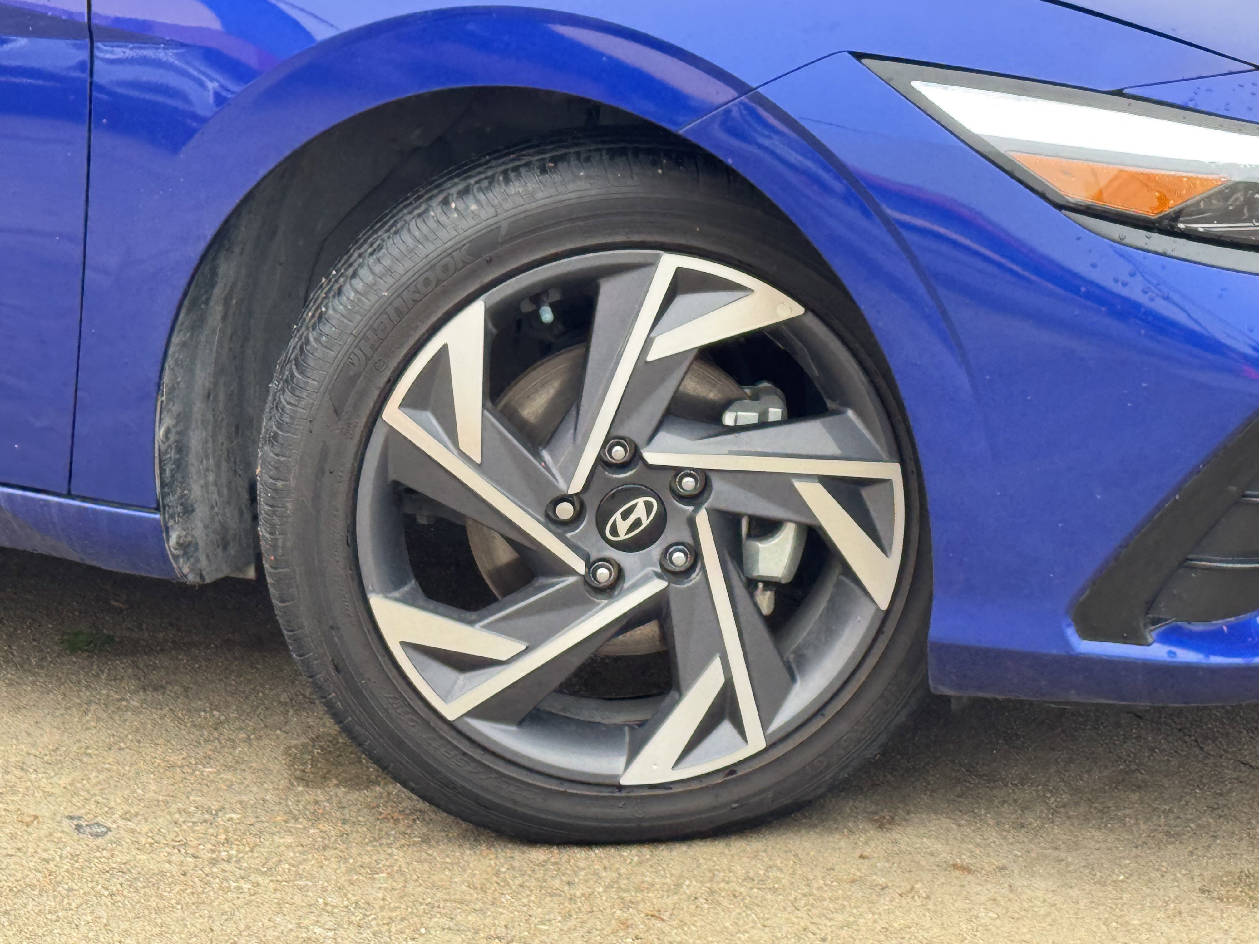 Used 2025 Hyundai Elantra Limited image 9