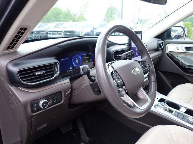 Certified 2022 Ford Explorer Platinum w/ Technology Package AWD/4WD image 16