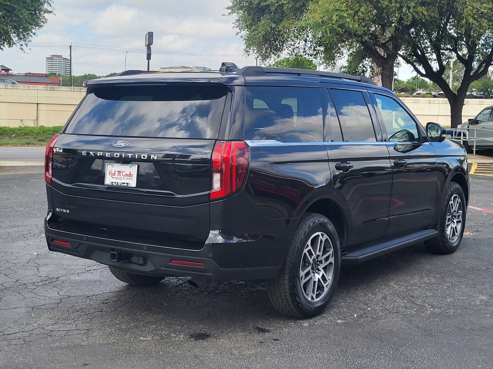 Certified 2025 Ford Expedition Active image 3