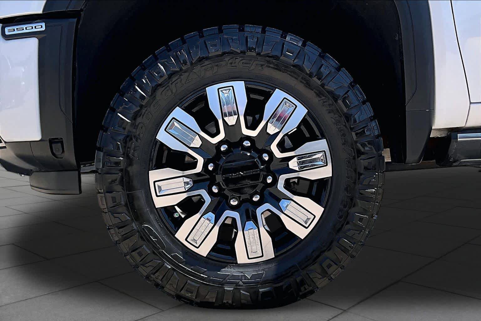 Used 2024 GMC Sierra 3500 Denali w/ Denali Reserve Package AWD/4WD image 11