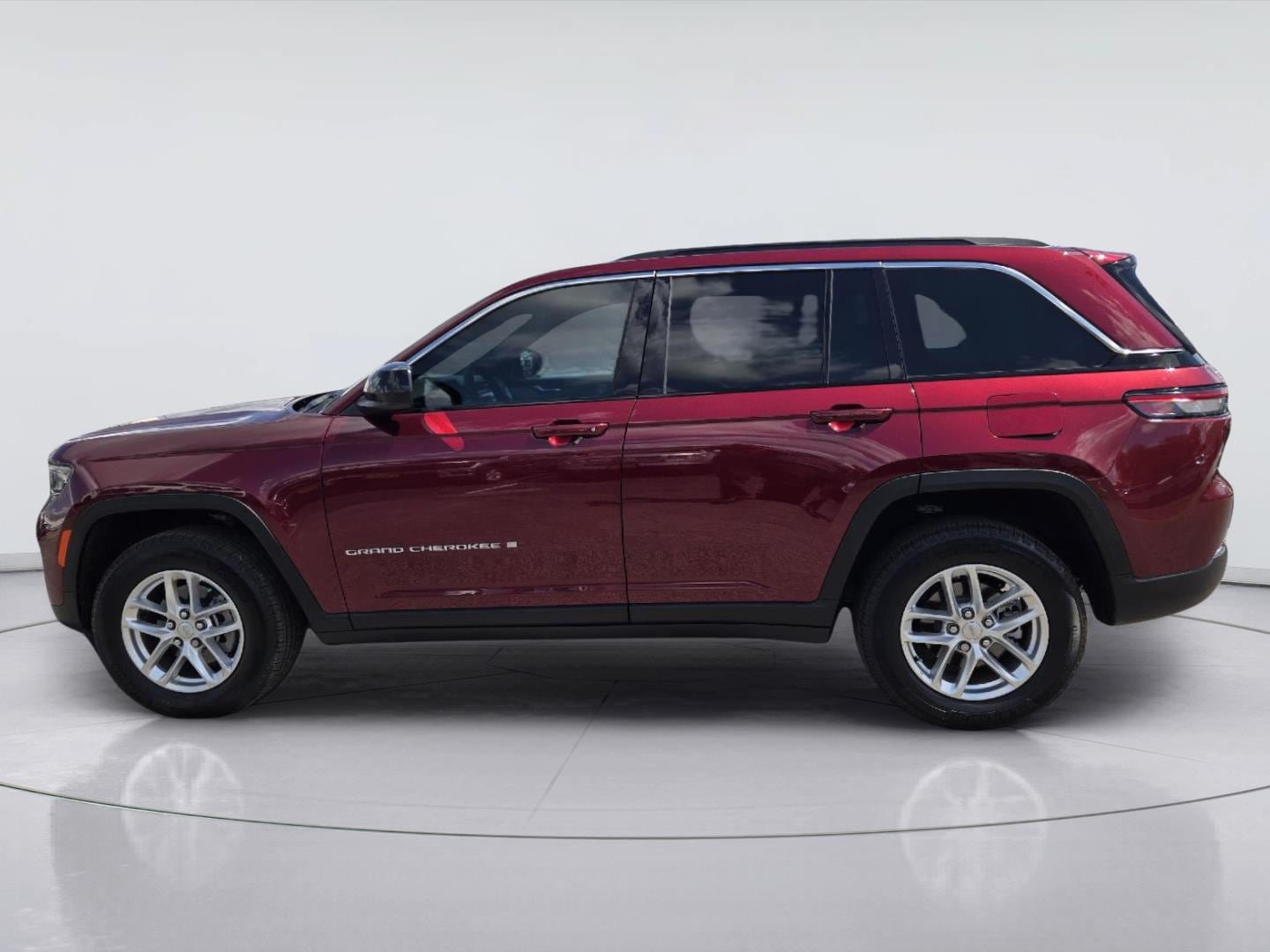 Used 2025 Jeep Grand Cherokee Laredo X RWD image 4