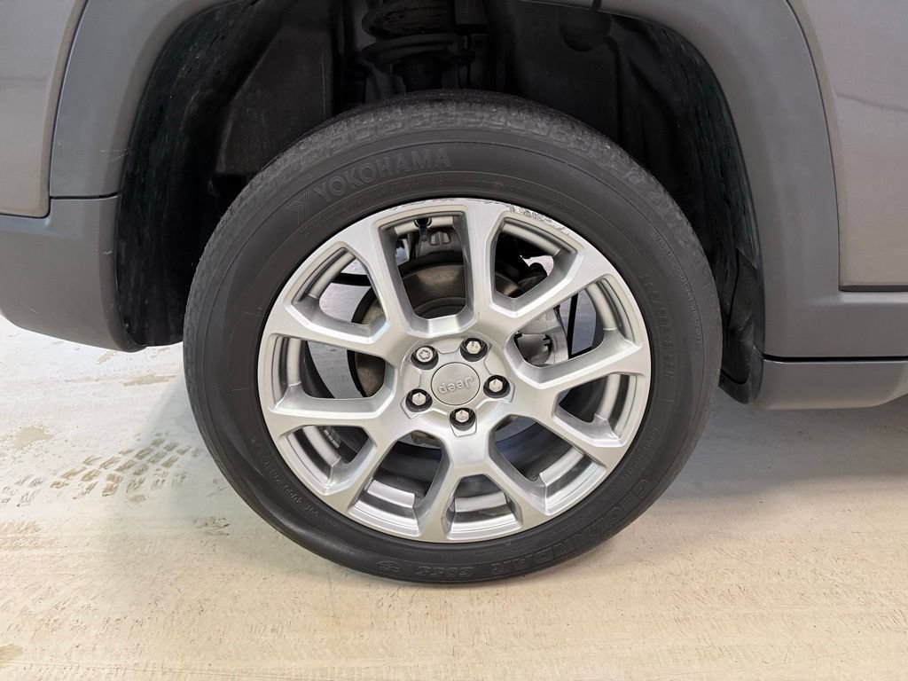Used 2022 Jeep Compass Latitude w/ Sun and Sound Group AWD/4WD image 11