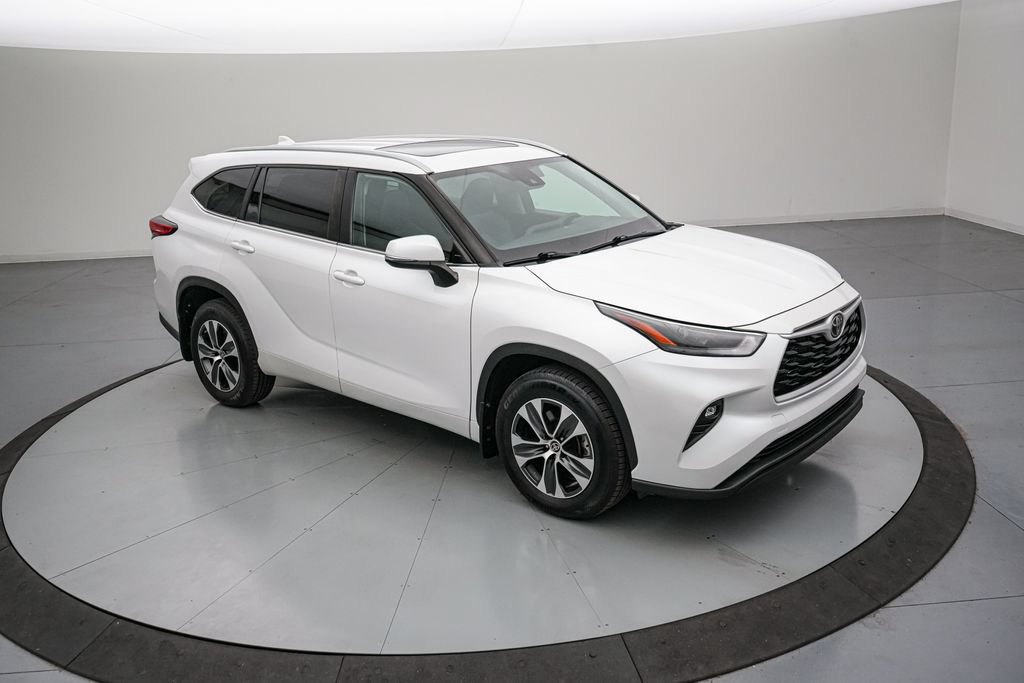 Used 2023 Toyota Highlander XLE AWD/4WD image 2