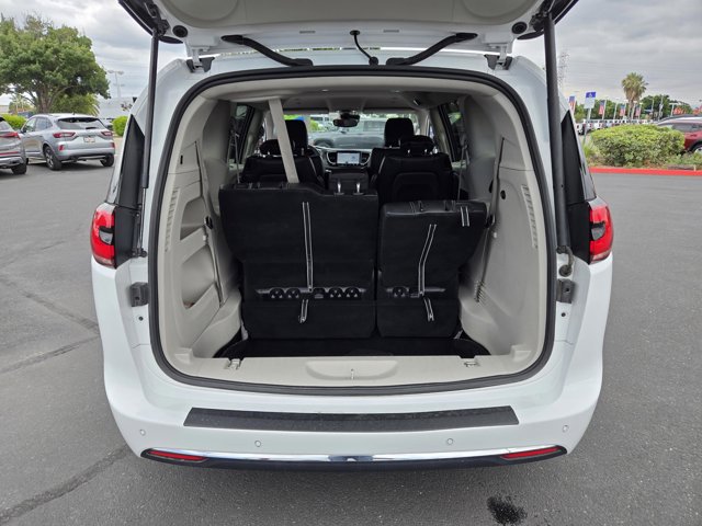 Used 2024 Chrysler Pacifica Touring-L FWD image 27