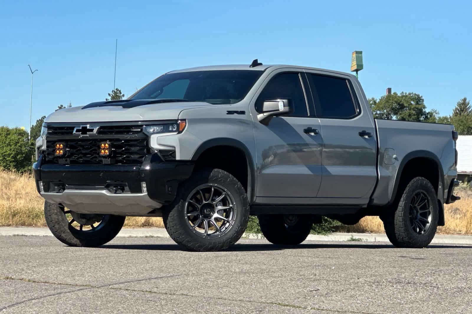 Used 2025 Chevrolet Silverado 1500 ZR2 w/ Technology Package AWD/4WD image 1