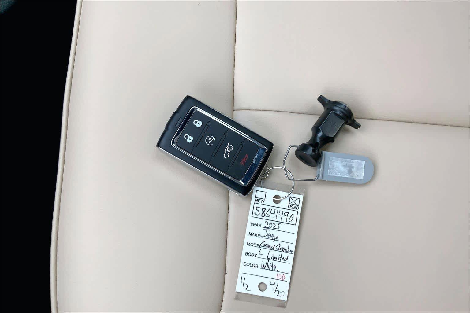 Used 2025 Jeep Grand Cherokee L Limited AWD/4WD image 15
