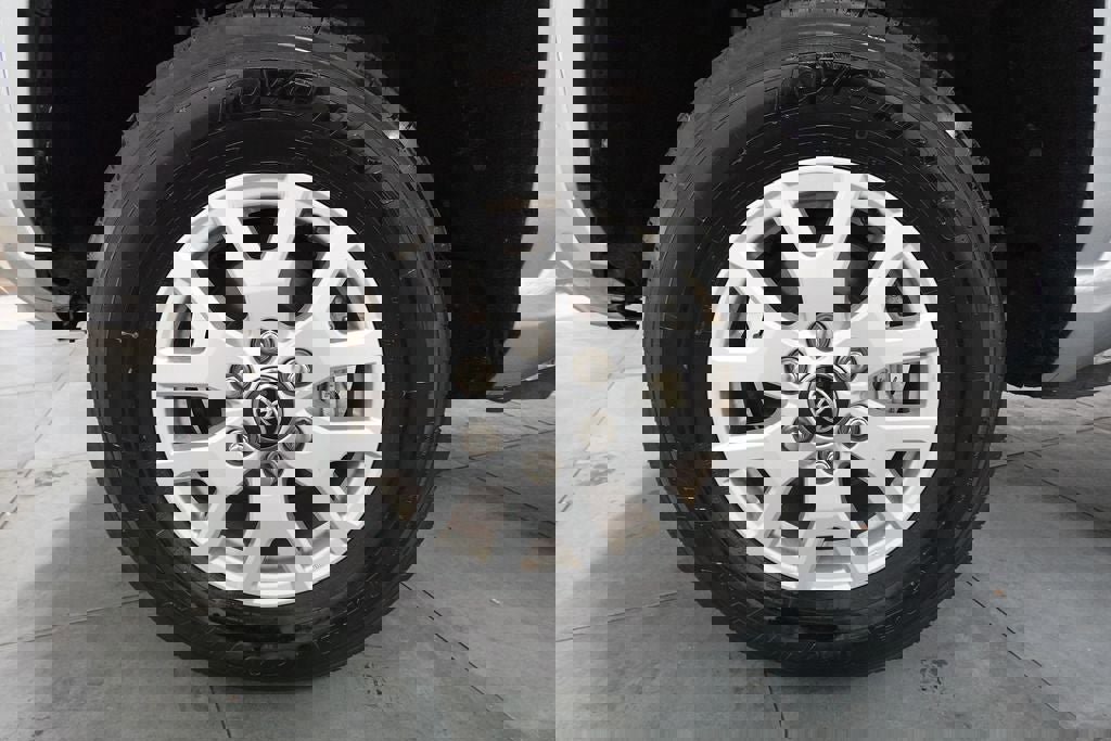 Used 2024 Toyota Tacoma SR5 AWD/4WD image 32