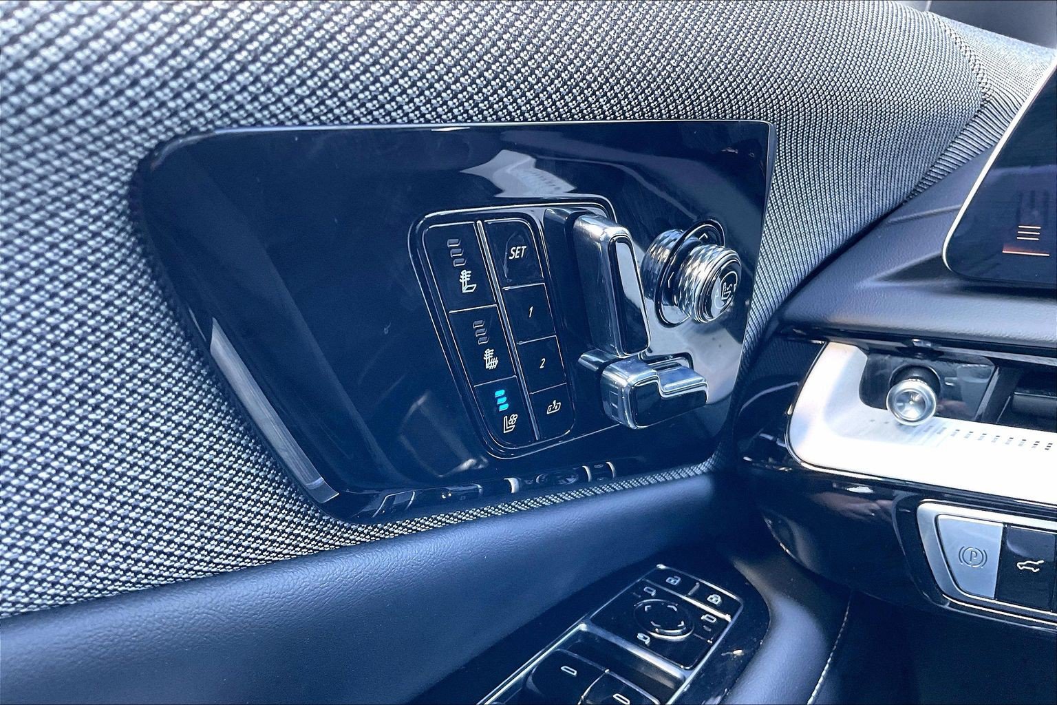 Used 2025 Cadillac Optiq Sport 2 w/ LPO, Floor Liner Package AWD/4WD image 31
