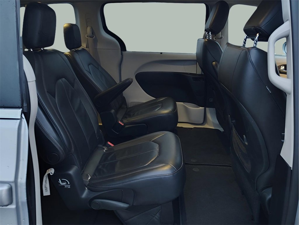 Used 2017 Chrysler Pacifica Touring-L image 28