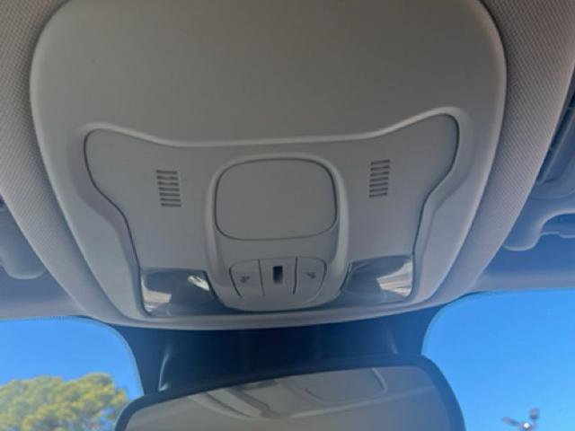 Used 2018 Jeep Renegade Latitude w/ Popular Equipment Group image 19