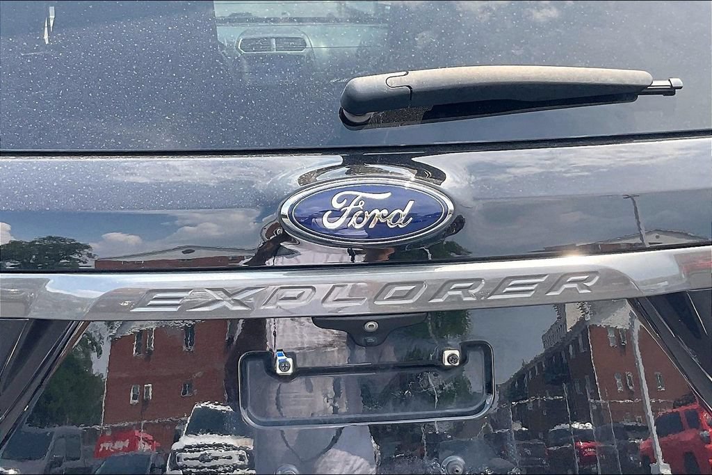 Certified 2019 Ford Explorer XLT w/ Equipment Group 202A AWD/4WD image 32