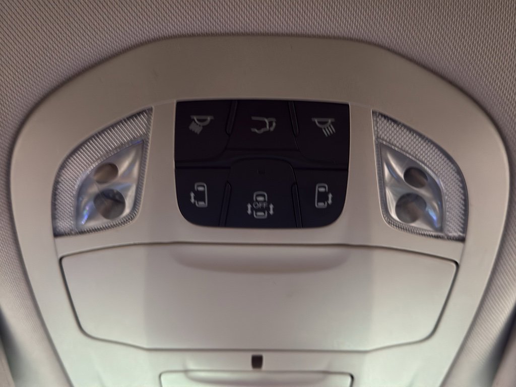 Used 2023 Chrysler Pacifica Touring-L image 26