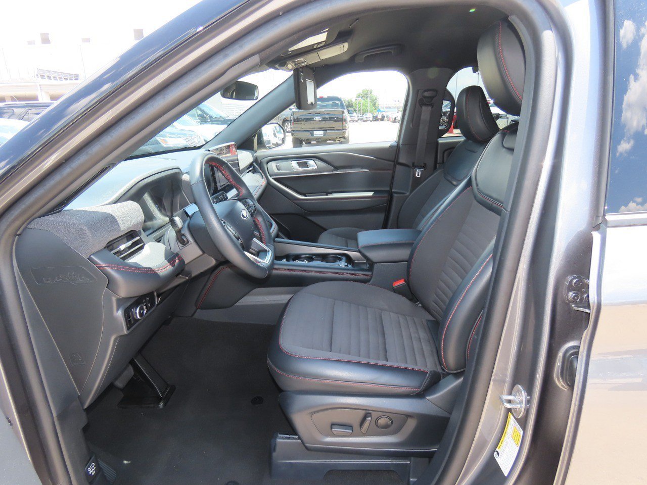 Certified 2025 Ford Explorer ST-Line AWD/4WD image 27