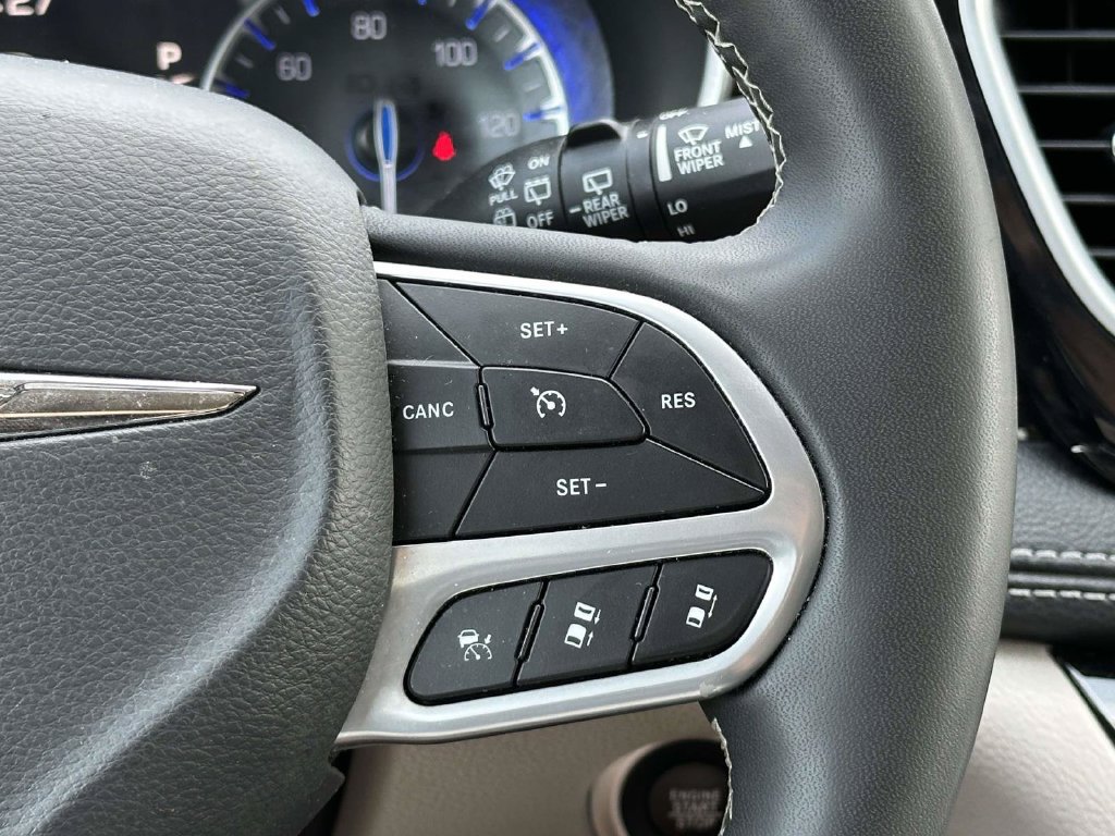 Used 2023 Chrysler Pacifica Limited FWD image 23