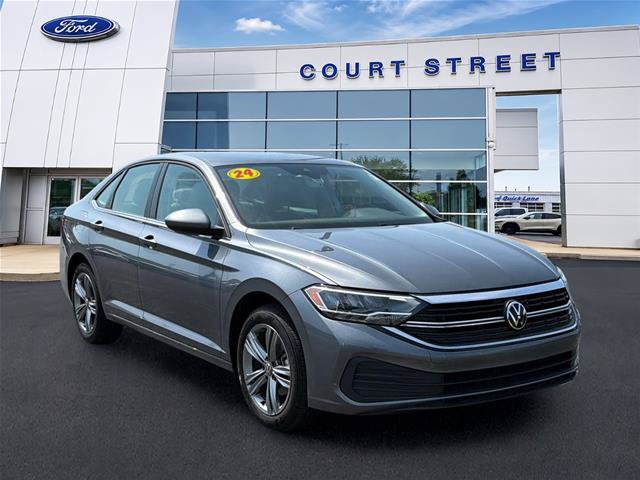 Used 2024 Volkswagen Jetta SE FWD image 3