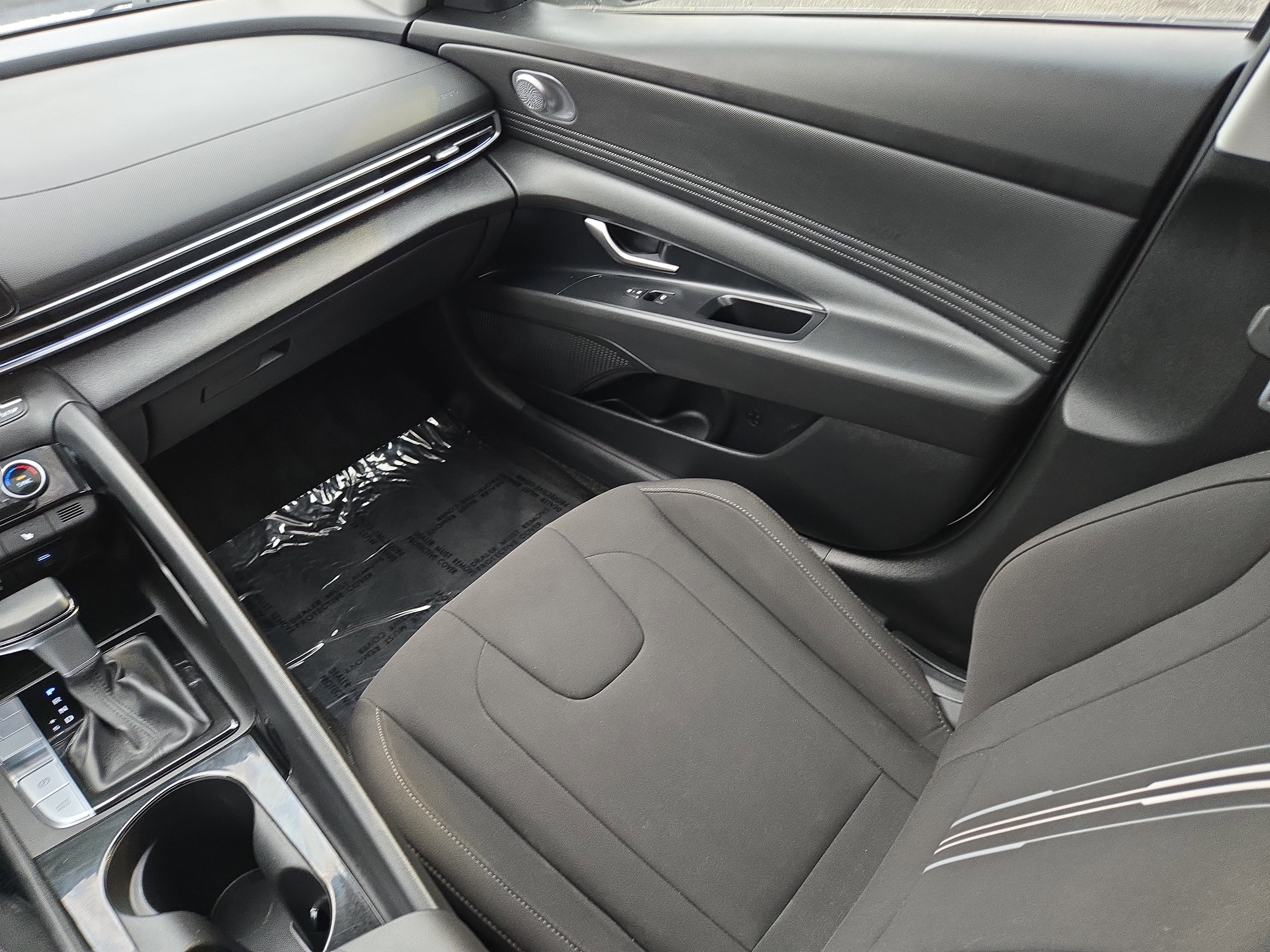 Used 2025 Hyundai Elantra SEL image 12