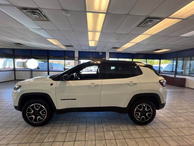 Used 2025 Jeep Compass Trailhawk AWD/4WD image 10