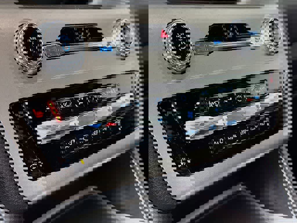 Certified 2022 Ford Explorer XLT w/ Equipment Group 202A image 21